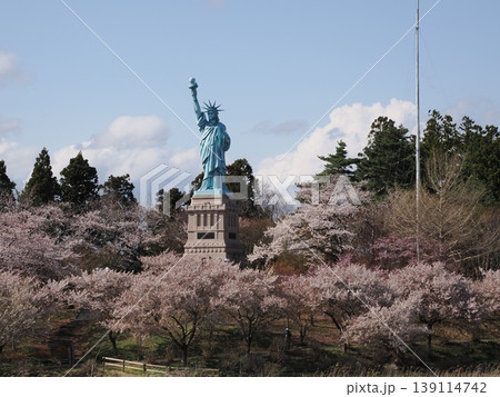 おいらせ町にて、桜の木々に囲まれた自由の女神像 139114742