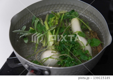 春の七草を茹でる様子 139115185