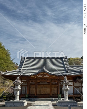 仙台市泉区にある洞雲寺 青空に映える本堂 仙台市泉区にある洞雲寺 青空に映える本堂 139115214