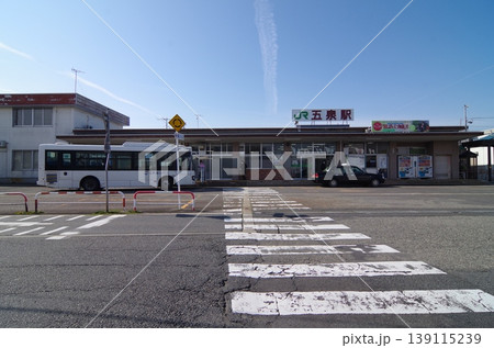 五泉駅とバス 139115239