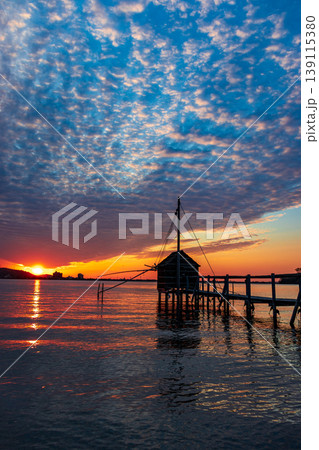 夕陽がきれいな東郷湖の夕景 139115380