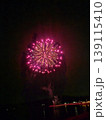 夏の夜に咲く赤い花火 139115410