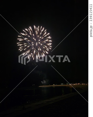 水面に映る花火 水面に映る花火 139115411