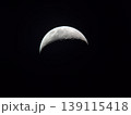 夜空に浮かぶ三日月 139115418