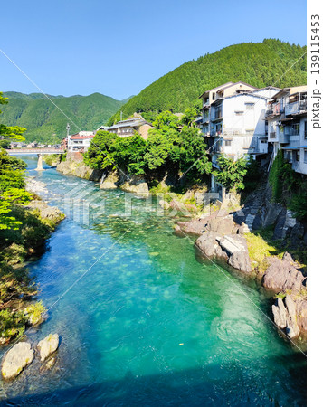 郡上八幡：新橋から見る吉田川 139115453