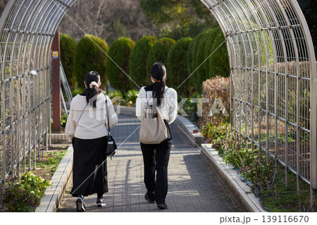 春の名城公園で散歩する若い女性たちの姿 春の名城公園で散歩する若い女性たちの姿 139116670