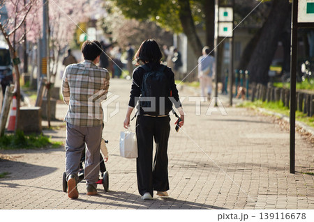 春の名城公園でベビーカーを持って散歩する若い夫婦の姿 春の名城公園でベビーカーを持って散歩する若い夫婦の姿 139116678