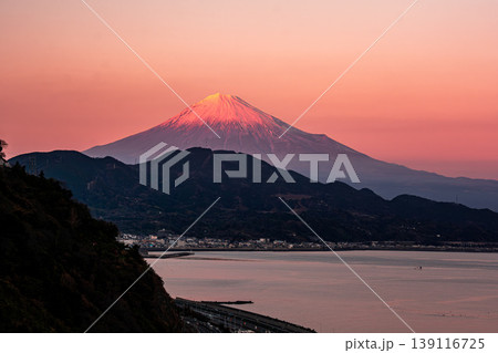 さった峠から望む紅富士 さった峠から望む紅富士 139116725
