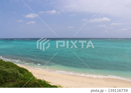 沖縄宮古島のエメラルドブルーの海と白浜ビーチ 139116739