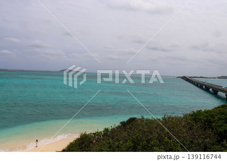 沖縄宮古島のエメラルドブルーの海と白浜ビーチ 沖縄宮古島のエメラルドブルーの海と白浜ビーチ 139116744