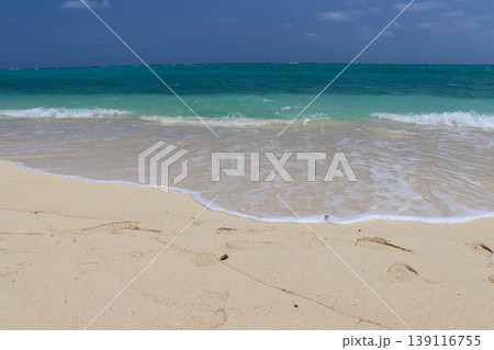 沖縄宮古島のエメラルドブルーの海と白浜ビーチ 沖縄宮古島のエメラルドブルーの海と白浜ビーチ 139116755