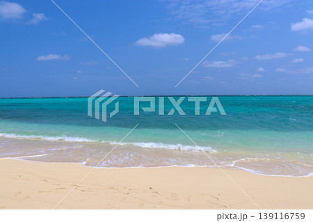 沖縄宮古島のエメラルドブルーの海と白浜ビーチ 139116759