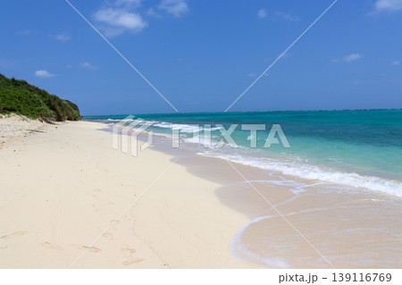 沖縄宮古島のエメラルドブルーの海と白浜ビーチ 沖縄宮古島のエメラルドブルーの海と白浜ビーチ 139116769