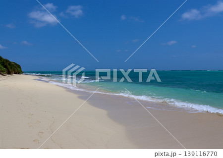 沖縄宮古島のエメラルドブルーの海と白浜ビーチ 沖縄宮古島のエメラルドブルーの海と白浜ビーチ 139116770