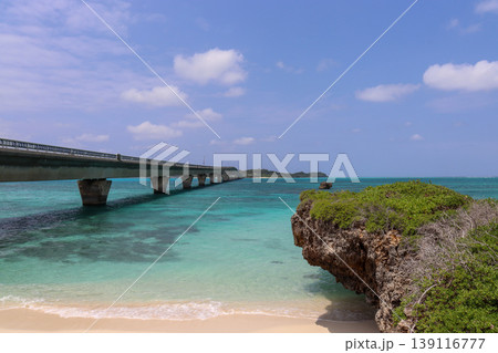 沖縄宮古島のエメラルドブルーの海と池間大橋 沖縄宮古島のエメラルドブルーの海と池間大橋 139116777