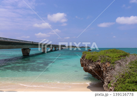 沖縄宮古島のエメラルドブルーの海と池間大橋 沖縄宮古島のエメラルドブルーの海と池間大橋 139116778