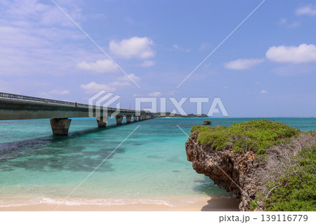 沖縄宮古島のエメラルドブルーの海と池間大橋 沖縄宮古島のエメラルドブルーの海と池間大橋 139116779