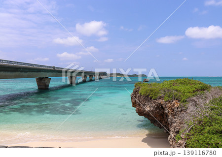 沖縄宮古島のエメラルドブルーの海と池間大橋 沖縄宮古島のエメラルドブルーの海と池間大橋 139116780