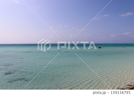 沖縄宮古島のエメラルドブルーの海と白浜ビーチ 沖縄宮古島のエメラルドブルーの海と白浜ビーチ 139116785