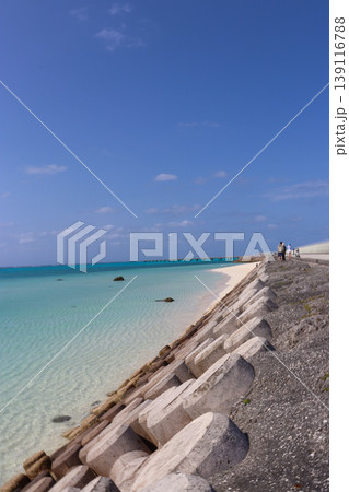 沖縄宮古島のエメラルドブルーの海と白浜ビーチ 沖縄宮古島のエメラルドブルーの海と白浜ビーチ 139116788