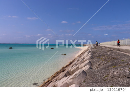 沖縄宮古島のエメラルドブルーの海と白浜ビーチ 沖縄宮古島のエメラルドブルーの海と白浜ビーチ 139116794