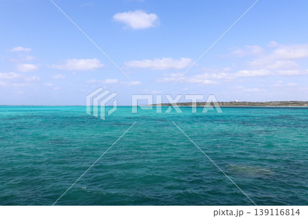 沖縄宮古島のエメラルドブルーの海 沖縄宮古島のエメラルドブルーの海 139116814