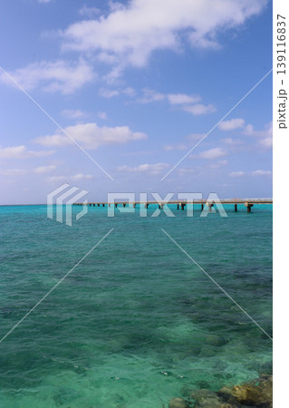 沖縄宮古島のエメラルドブルーの海 沖縄宮古島のエメラルドブルーの海 139116837