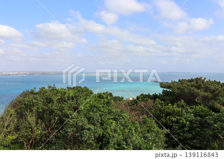 沖縄宮古島のエメラルドブルーの海と伊良部大橋 沖縄宮古島のエメラルドブルーの海と伊良部大橋 139116843