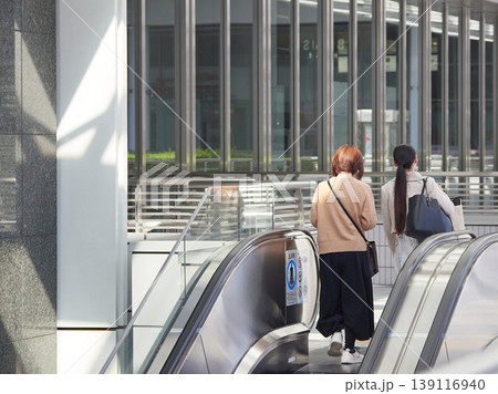 名古屋駅前の商業施設のエスカレーターに登る若い女性達の姿 名古屋駅前の商業施設のエスカレーターに登る若い女性達の姿 139116940