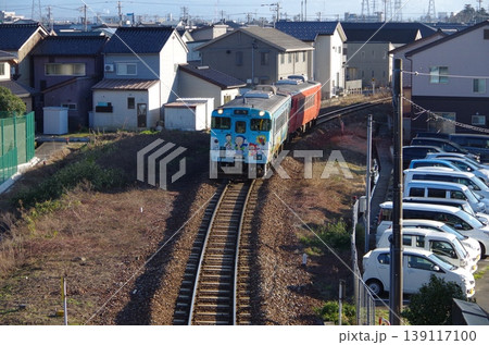 氷見線 高岡市の住宅街を走る 氷見線 高岡市の住宅街を走る 139117100