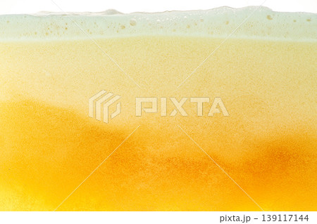 ビールを注ぐグラス 139117144