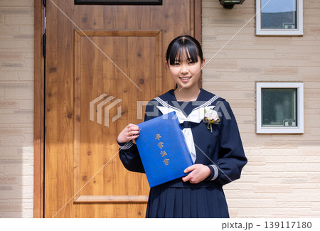 卒業証書を持つ中学生の女の子 卒業証書を持つ中学生の女の子 139117180