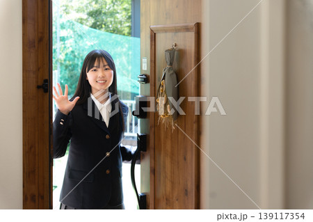笑顔で登校する女子高生 139117354