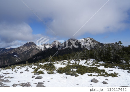 2月下旬の編笠山・西岳の冬景色(長野県富士見町と山梨県北杜市) 2月下旬の編笠山・西岳の冬景色(長野県富士見町と山梨県北杜市) 139117452