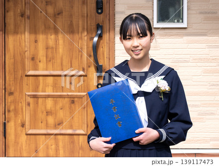 卒業証書を持つ中学生の女の子 卒業証書を持つ中学生の女の子 139117473