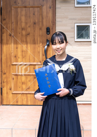 卒業証書を持つ中学生の女の子 卒業証書を持つ中学生の女の子 139117474