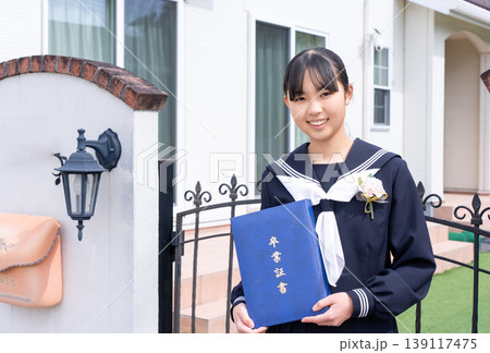 卒業証書を持つ中学生の女の子 卒業証書を持つ中学生の女の子 139117475