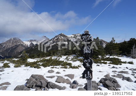 2月下旬の編笠山・西岳の冬景色(長野県富士見町と山梨県北杜市) 2月下旬の編笠山・西岳の冬景色(長野県富士見町と山梨県北杜市) 139117502