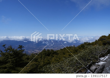 2月下旬の編笠山・西岳の冬景色（長野県富士見町と山梨県北杜市） 139117517
