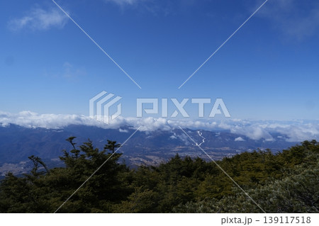 2月下旬の編笠山・西岳の冬景色（長野県富士見町と山梨県北杜市） 139117518