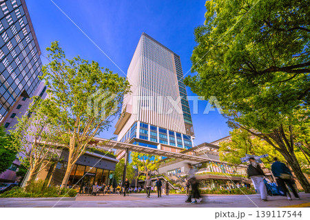 日本の横浜都市景観4月21日。関内駅前に誕生したベースゲート横浜関内タワーなどを望む 139117544