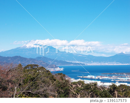 清水港と雲のかかった富士山 139117573