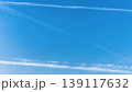 青空に伸びる飛行機雲と光のライン背景（横長バナー素材・コピースペース） 139117632