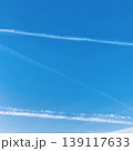 青空と飛行機雲のシンプルな背景素材 139117633