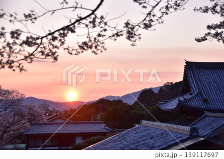 京都・哲学の道からの夕日と桜の風景 京都・哲学の道からの夕日と桜の風景 139117697