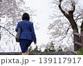 春の屋外でスーツを着た女性の後姿 139117917