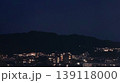 夜の街並みと山のシルエットの静かな夜景背景素材（コピースペース） 139118000