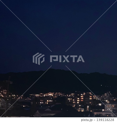 夜の街並みと山のシルエットが美しい静かな夜景（正方形・背景素材） 139118228