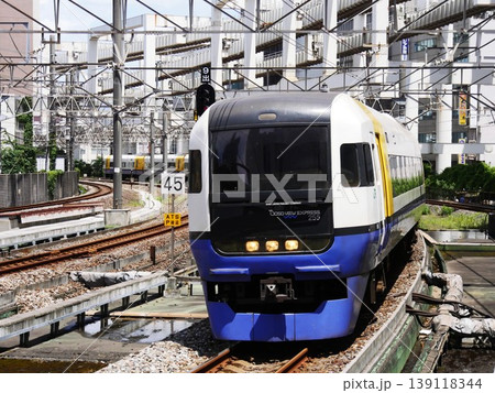 千葉駅に進入する総武本線の特急しおさい 139118344