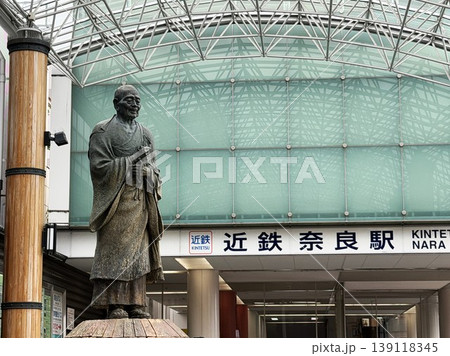 近鉄奈良駅の前に建つ行基像 139118345